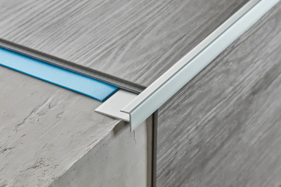 Silver LVT Stair Corner Profile – 3mm Aluminium Edge Trim, 900 mm & 2500 mm